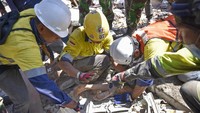 Korban selamat Nadia Revanala (21) warga Dusun Karang Baru berhasil diselamatkan tim setelah tertimbun reruntuhan gempa selama dua hari dua malam. Antara Foto/Ahmad Subaidi.