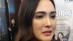 Pakai Baju Merah Mencolok, Shandy Aulia Datang ke BEI