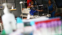 Tenda untuk merawat pasien ini didirikan di lapangan parkir RSUD Mataram.