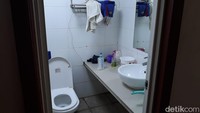Toilet yang digunakan di kamar adalah toilet duduk.