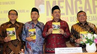 Fahri berfoto bersama para pakar usai peluncuran dan bedah buku miliknya Mengapa Indonesia Belum Sejahtera?