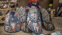 Topeng kayu yang telah jadi dijual dengan harga mulai dari Rp. 25.000 - Rp. 70.000 dan dipasarkan ke sejumlah daerah di Indonesia. Selain itu, para perajin pun seringkali mendapat pesanan membuat kayu topeng dari para pelanggan.