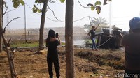 Warga ada yang memanfaatkan dengan jadi objek foto. Semburan di sumur warga itu sendiri terjadi pada Minggu. Saat itu pemilik sumur menghidupkan mesin diesel pada sumur untuk mengairi sawahnya. Ternyata air tersebut muncrat, bahkan semburan awalnya setinggi 150 meter. Semburan itu menghempaskan tiga pipa besi yang ditanam 12 meter di dalam tanah. 