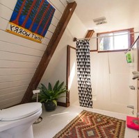 Kamar mandinya pun cukup bersih, nyaman, dan ada sentuhan stylish dari karpet bermotif tribal. Foto: Dok. Airbnb