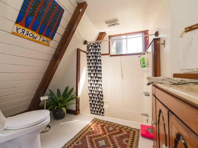 Kamar mandinya pun cukup bersih, nyaman, dan ada sentuhan stylish dari karpet bermotif tribal. Foto: Dok. Airbnb