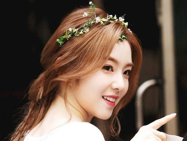 Setelah debut, mata Irene terlihat lebih besar yang mengindikasikan ia telah operasi plastik double eyelid. Sejumlah netizen juga menilai Irene melakukan rhinoplasty untuk membuat ujung hidungnya lebih lancip. Foto: Instagram