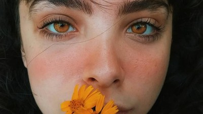 Selebgram Ini Wajah Cantiknya Viral Tapi Saat Senyum Malah Dinyinyirin