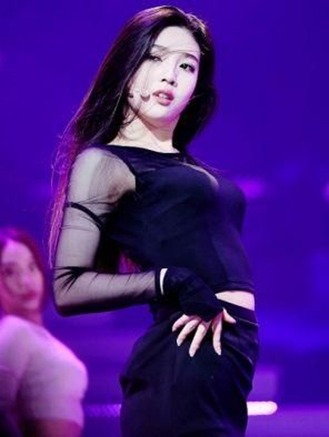 Orang Korea punya sebutan khusus untuk wanita yang memiliki wajah imut tapi bertubuh seksi dan berisi. Mereka menyebutnya bagel. Singkatan dari baby dan glamorous. Adalah Hayoung dari Apink dan Joy personel Red Velvet. Foto: Instagram