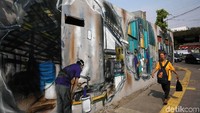Pembuatan mural-mural tersebut merupakan buah kerja sama antara seniman, Pemprov DKI, serta sebuah perusahaan cat.