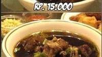 Meski harganya jadi lebih mahal, tapi setidaknya kita jadi bisa belajar bahasa Inggris dari menu makanan yang dirubah ke bahasa internasional ini. Salah satunya Javanesse Black Rice Soup with Beef yang ternyata semangkuk rawon. Foto: Istimewa