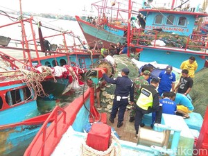 Kapal Nelayan Makmur Timur Karam di Teluk Jakarta