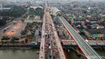 Penampakan Penumpang Susuri Rel karena LRT Palembang Mogok