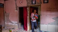 Warga memberanikan diri kembali ke rumah untuk mengamankan barang-barang berharga yang tak sempat terbawa saat proses evakuasi dilakukan. Ulet Ifansasti/Getty Images.