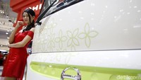 Dibalik senyum manis nan rupawan itu, para SPG ini tentu memiliki penghasilan dan bayaran yang jauh lebih besar ketimbang pekerja kantoran. Wow!