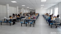 Kantin tenaga kerja lokal tampak lebih bersih lantaran baru selesai dibangun.