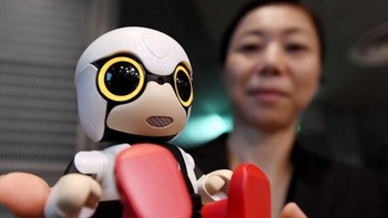 Kirobo Mini adalah robot buatan Toyota yang dapat mengenali dan merespon emosi penggunanya. Robot ini juga dapat diajak berinteraksi. (Foto: BBC)