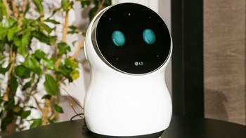 CLOi adalah robot buatan LG yang dapat menjadi asisten digital. Robot ini dapat menghubungkan semua perangkat LG di rumah penggunanya dan kalian dapat memerintahkan robot ini untuk menjalankan mesin cuci, menyalakan televisi, atau mengakses kulkas pintar. (Foto: Sarah Tew/CNET)