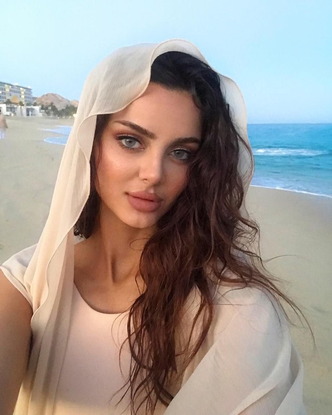 Seperti Aishwarya, warna mata Mahlagha juga hijau alami dan keduanya memiliki rahang yang identik. Mahlagha pun jadi perhatian karena kerap posting foto yang memperlihatkan keseksiannya di Instagram. Foto: Instagram