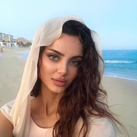 Seperti Aishwarya, warna mata Mahlagha juga hijau alami dan keduanya memiliki rahang yang identik. Mahlagha pun jadi perhatian karena kerap posting foto yang memperlihatkan keseksiannya di Instagram. Foto: Instagram