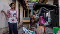 Para warga juga mengambil barang-barang yang dibutuhkan di tenda pengungsian. Seperti pakaian, kasur dan kebutuhan lainnya yang masih dapat diselamatkan dari reruntuhan rumah mereka. Ulet Ifansasti/Getty Images.