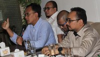 Hadir dalam acara tersebut Politisi Partai Gerindra Andre Rosiade, Direktur Eksekutif Akar Rumput Strategic Consulting (ARSC) Dimas Oky Nugroho, Ketua Umum DPP Komite Nasional Pemuda Indonesia (KNPI) M RIfai Darus, Ketua Umum Gerkaan Pemuda Ansor Yaqut Cholil Qoumas dan Ketua Umum Gerakan Mahasiswa Kristen Indonesia (GMKI) Sahat M.P Sinurat. Foto: dok. Akar Rumput