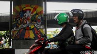 Beberapa mural langsung menjadi sorotan pengendara motor yang melintas.