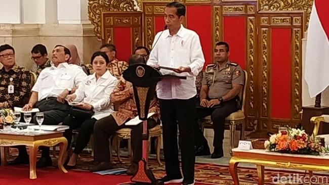 Dari Jokowi hingga Sandiaga Bikin Sneakers Lokal Booming