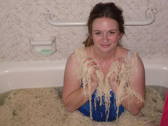 Seolah ingin mencuri perhatian sesama pecinta makanan, wanita ini tunjukkan fotonya sedang berendam mie. Foto: Imgur