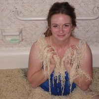 Seolah ingin mencuri perhatian sesama pecinta makanan, wanita ini tunjukkan fotonya sedang berendam mie. Foto: Imgur