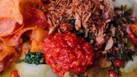 Huaah! Kebayang ya pedasnya melihat warna lontong sayur yang merah orNye ini. Sambal dan keripik kentangnya menggiurkan ya. Foto : Instagram @spicyfoodid