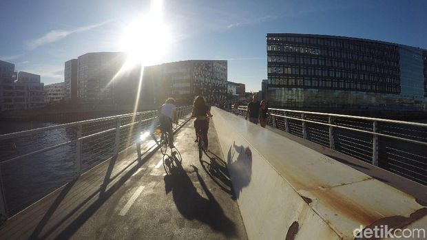 Jalur khusus untuk sepeda membentang di segala penjuru Kota Kopenhagen.