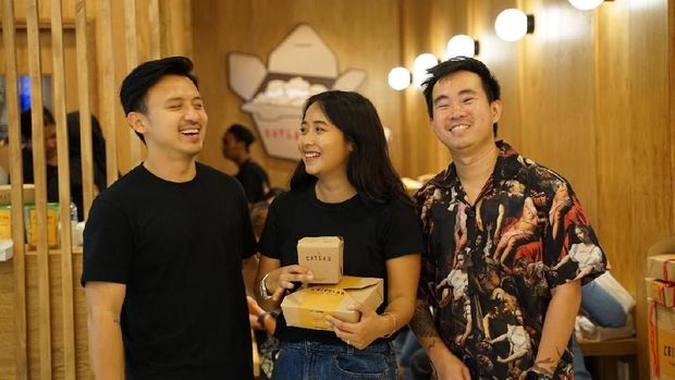 3 Anak Muda Jualan Ayam Saus Telur Asin Beromzet Miliaran