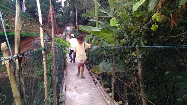 Selama proses pembangunan jembatan baru, jembatan 'Indiana Jones' masih diakses warga
