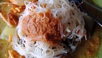 Kalau yang ini toppingnya suun rebus disiram kuah rendang. Dijamin kenyang deh. Foto : Instagram @oleh_olehkoe