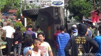 Panser buatan Korea ini terbalik karena setir kemudi mengalami gangguan di bagian hidrolik. (Mualimin Abas-detik)