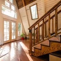 Terlihat seperti rumah tua dari luar, bagian dalamnya ternyata unik dan bikin tercengang. Interior didominasi elemen kayu merah yang memunculkan nuansa hangat. Foto: Dok. Airbnb