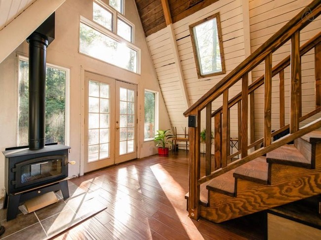 Terlihat seperti rumah tua dari luar, bagian dalamnya ternyata unik dan bikin tercengang. Interior didominasi elemen kayu merah yang memunculkan nuansa hangat. Foto: Dok. Airbnb