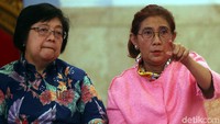 Menteri Kelautan dan Perikanan Susi Pudjiastuti berbincang dengan Menteri Kehutanan Siti Nurbaya.