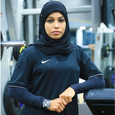 Majizia Bhanu, atlet angkat beban berhijab. Foto: Facebook Majizia Majizia Bhanu, atlet angkat beban berhijab. Foto: Facebook Majizia