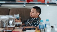 Santai sambil tiduran di sofa. Pria kelahiran 26 JUni 1987 ini ditemani biskuit, snack, pisang dan banyak makanan ringan. Foto: instagram @rayiputra26