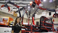 Truk konsep ini punya desain yang unik yakni banyaknya tangan-tangan derek seperti robot di film Transformers, yang juga diklaim hanya ada satu-satunya. Tangan derek itu memiliki capit yang bisa mencengkeram apa saja.