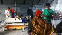 Satu per satu pasien dipindahkan ke ruang perawatan.