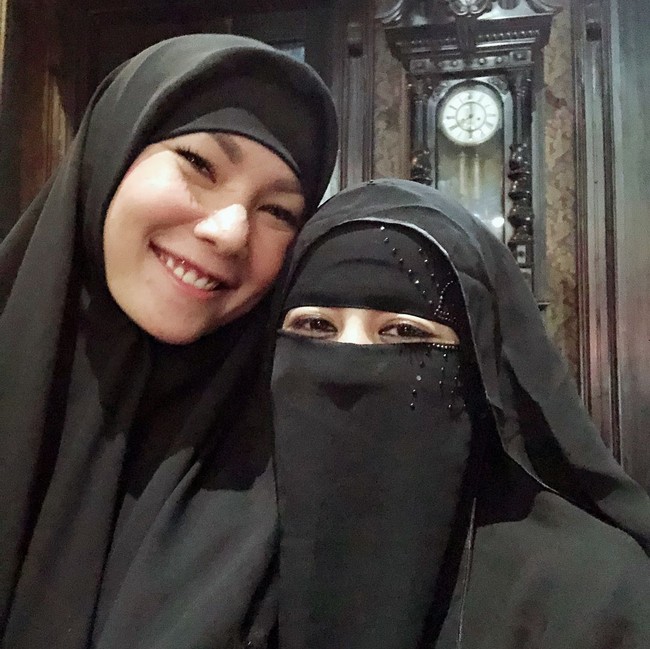 Netizen sempat menyangka ibu dari Azka Corbuzier itu mantap untuk berhijrah. Terlihat dari kehadirannya di acara pengajian Ummie Pipik bersama selebriti berhijab lainnya seperti Mulan Jameela. Foto: Instagram/Kalinaoctaranny
