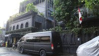 Terlihat ada 3 lantai pada bangunan tersebut. Studio musik sendiri berada di pinggir jalan besar. Foto: Hanif Hawari/detikHOT