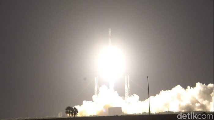 Roket Falcon 9 meluncur membawa satelit Merah Putih ke angkasa. Foto: detiKINET/Iswahyudi Roket Falcon 9 meluncur membawa satelit Merah Putih ke angkasa. Foto: detiKINET/Iswahyudi