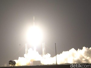 Satelit Merah Putih Masih Membubung Tak Terbendung