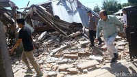 Mereka melihat rumah-rumah yang hancur.