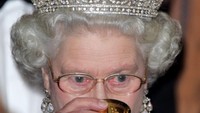Ratu Elizabeth suka meminum Gin dan Dubonnet dengan perasan air jeruk lemon. Biasanya Ratu bisa menghabiskan 7 bagian gin dan 3 bagian dubonnet. Ratu selalu meminumnya setiap hari sebelum makan siang dan terkadang sebelum tidur. Foto: Istimewa