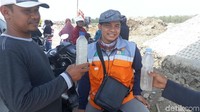 Sebagian warga yang di lokasi semburan air terlihat membawa botol kosong untuk diisi air. Bahkan, ada warga yang rela mengeluarkan uang untuk membayar sebotol air, karena dia tidak mau mengambil sendiri. Warga yang mengambil meyakini air itu bisa menyembuhkan penyakit.  