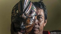 Namun, seiring berkembangnya zaman perajin topeng kayu di Yogyakarta semakin berkurang. Salah satunya karena semakin berkurangnya minat generasi muda untuk melestarikan budaya topeng kayu tersebut. Proses pembuatan yang dianggap rumit karena membutuhkan teknik tertentu membuat para perajin kayu semakin tersudut dengan kemajuan teknologi di bidang produksi dan semakin menenggelamkan proses pembuatan topeng kayu secara tradisional.
